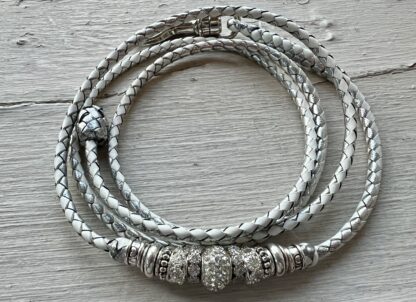 White & Silver kangaroo show lead with White & Silver beads