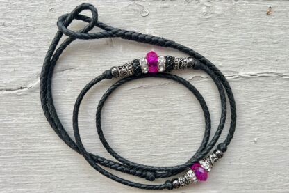 Black kangaroo show lead with Fuchsia Pink & Silver beads - Image 2